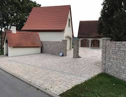 Pflasterfläche mit Einfahrt